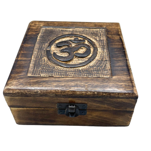 Boîte à Trésors en Bois Sculpté – Symbole Om 13x13x6 cm