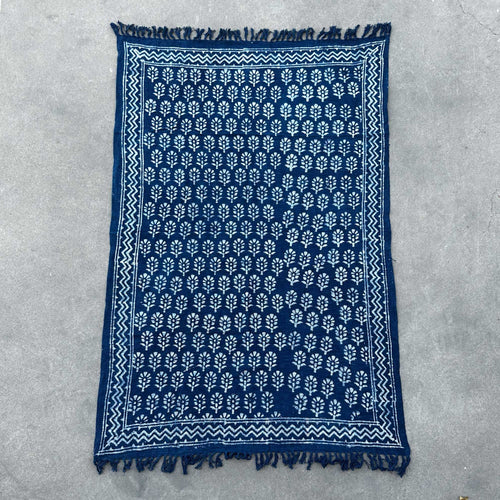 Jeté de Canapé Indigo en Coton Motif Fleuri – 170 x 120 cm