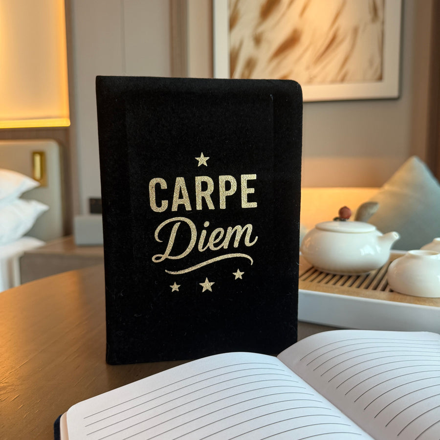 Carnet en Velours Noir 80 Pages – Carpe Diem