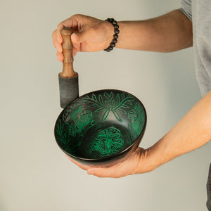 Bol Chantant Tibétain en Aluminium – Champignon Magique Vert (20 cm)