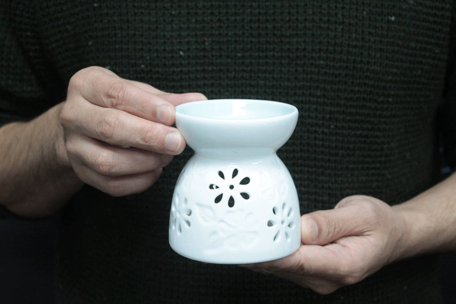 Brûle-Parfum en Céramique Blanche – Motif Floral, Vasque Bleu Canard