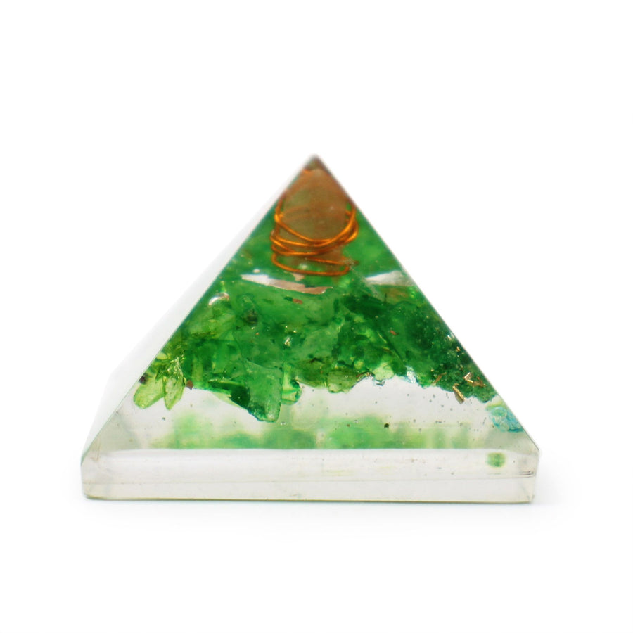 Petite Pyramide Orgonite 25 mm – Éclats de Pierres & Cuivre